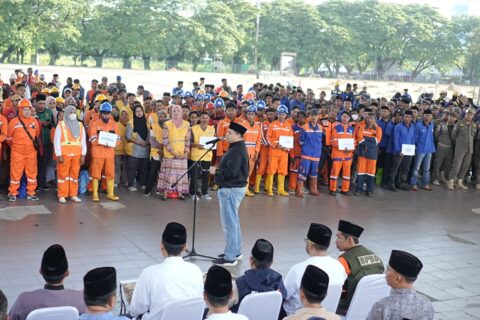 Apresiasi Garda Terdepan Kota, Munafri Serahkan Paket Lebaran untuk Satgas Kebersihan