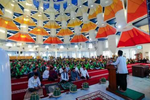 Gubernur Andi Sudirman Buka Puasa Bersama Ribuan Insan Transportasi di Masjid Kubah 99