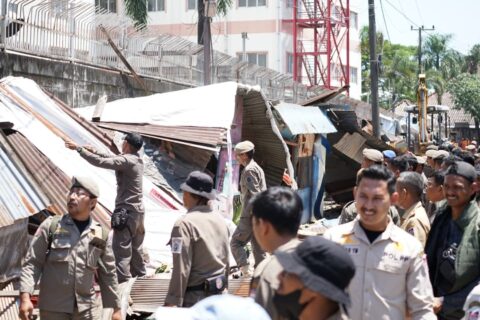 Lapak Berdiri 25 Tahun, 20 PKL di Ujung Tanah Ditertibkan Usai Tiga Kali Peringatan