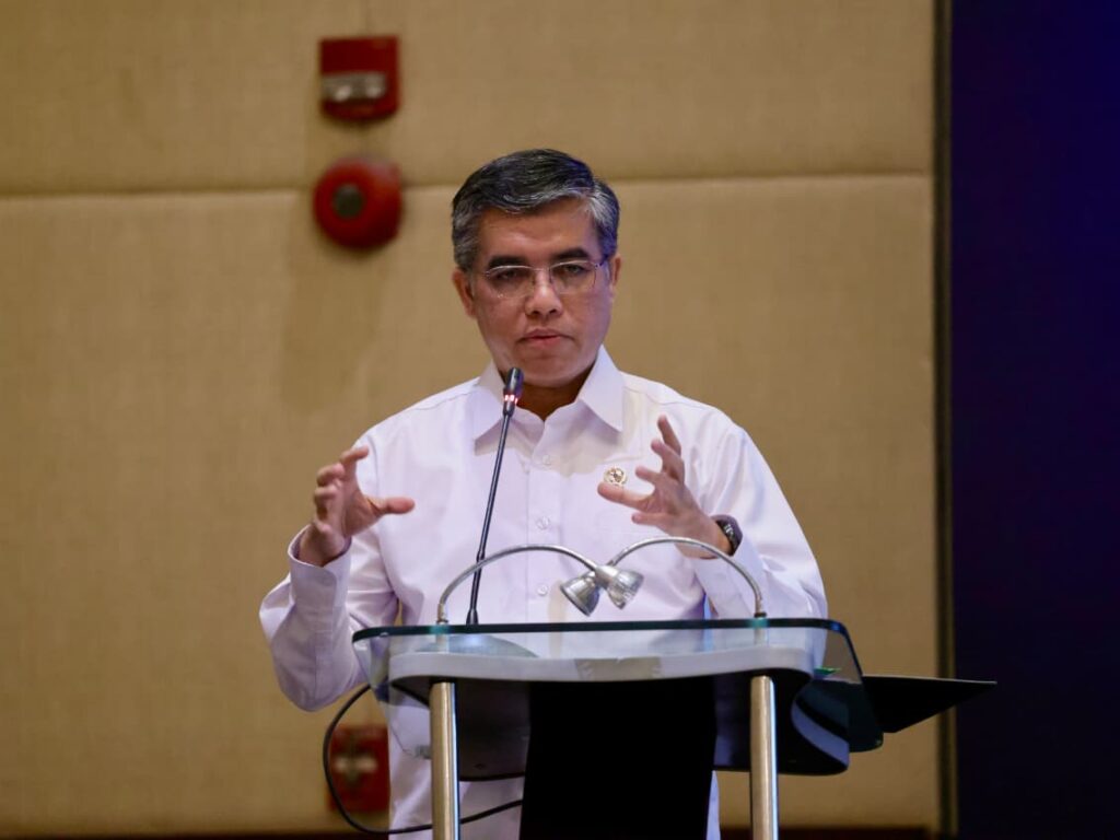 Menaker Yassierli saat membuka forum ketenagakerjaan di Jakarta