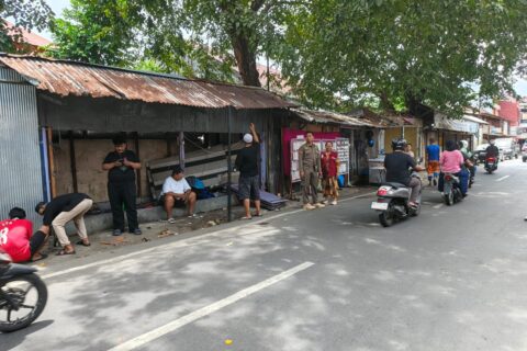 Ganggu Saluran Drainase dan Kebersihan, Lapak Liar di Tallo Dibongkar