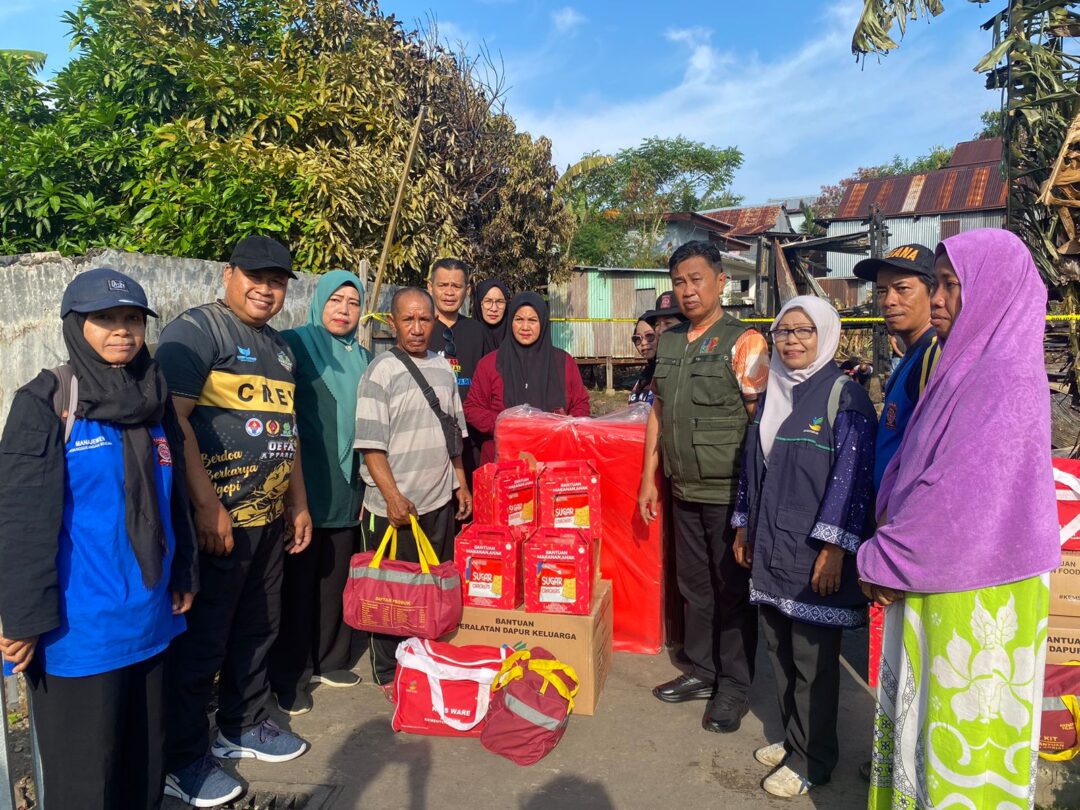Petugas menyalurkan bantuan Pemprov Sulsel kepada korban kebakaran di Parepare