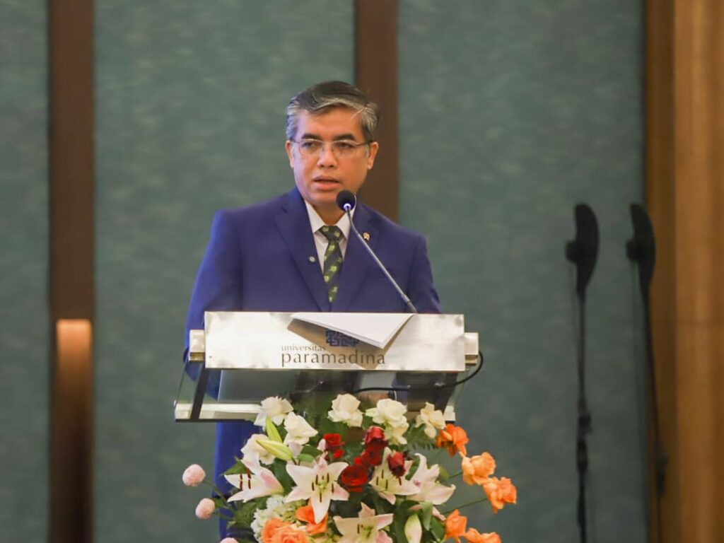 Menaker Yassierli saat menyampaikan orasi ilmiah pada wisuda Universitas Paramadina di Jakarta