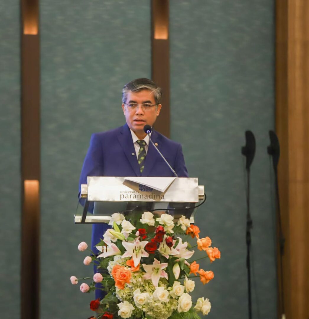 Menaker Yassierli saat menyampaikan orasi ilmiah pada wisuda Universitas Paramadina di Jakarta