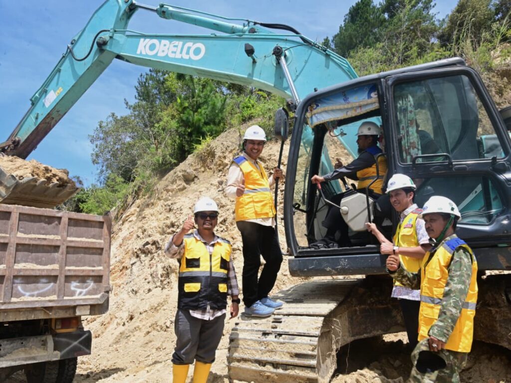 Gubernur Sulsel Andi Sudirman Sulaiman saat groundbreaking jalan Sabbang Tallang Sae di Rongkong Luwu Utara