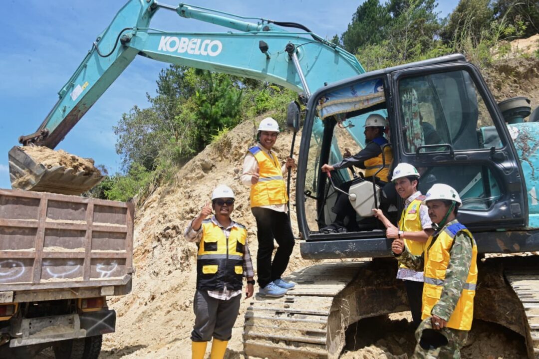 Gubernur Sulsel Andi Sudirman Sulaiman saat groundbreaking jalan Sabbang Tallang Sae di Rongkong Luwu Utara