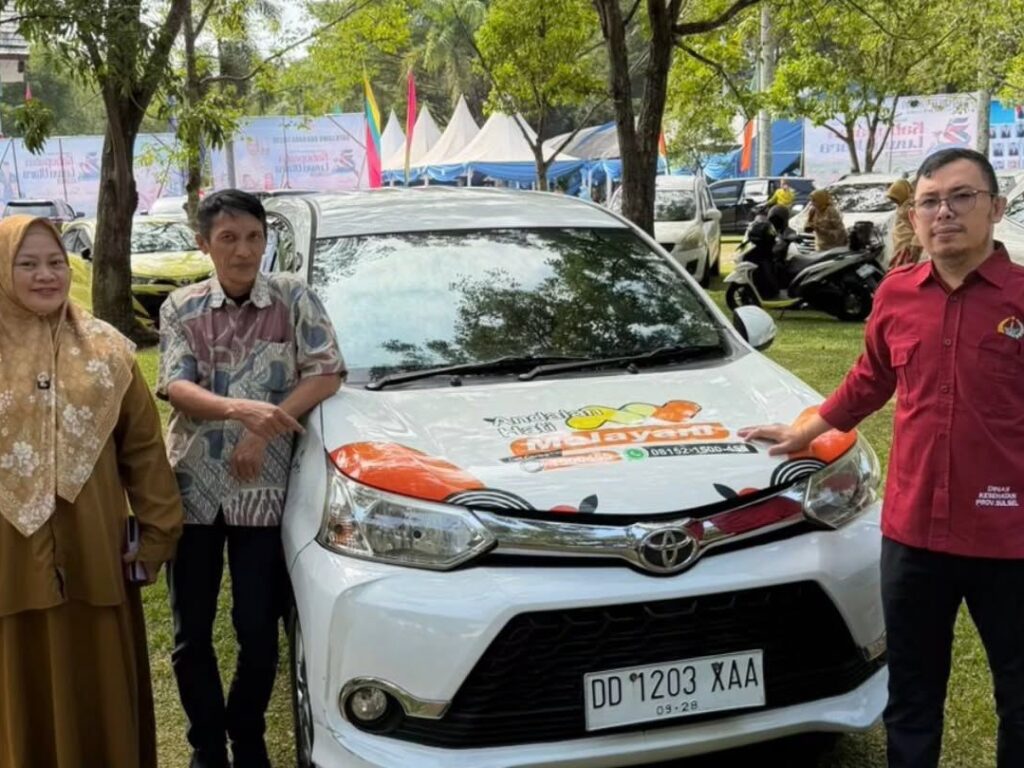 Gubernur Sulsel Andi Sudirman Sulaiman menyerahkan mobil operasional untuk Puskesmas Rongkong di Luwu Utara