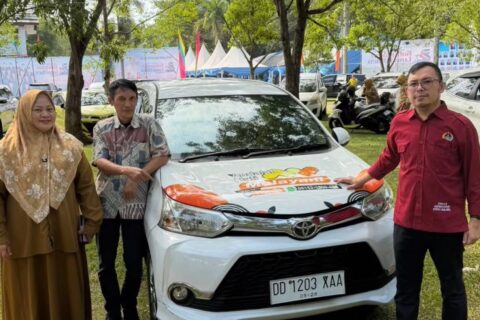 Gubernur Sulsel Serahkan Mobil Operasional untuk Puskesmas Rongkong