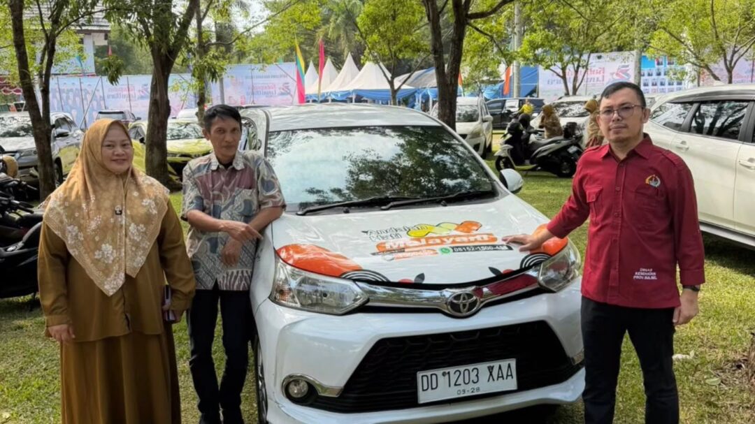 Gubernur Sulsel Andi Sudirman Sulaiman menyerahkan mobil operasional untuk Puskesmas Rongkong di Luwu Utara
