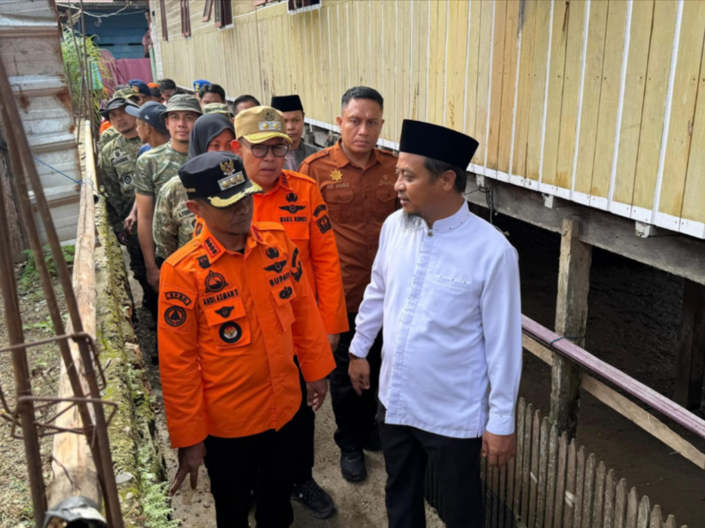 Gubernur Sulawesi Selatan Andi Sudirman Sulaiman meninjau lokasi banjir di Kelurahan Panyula, Kabupaten Bone