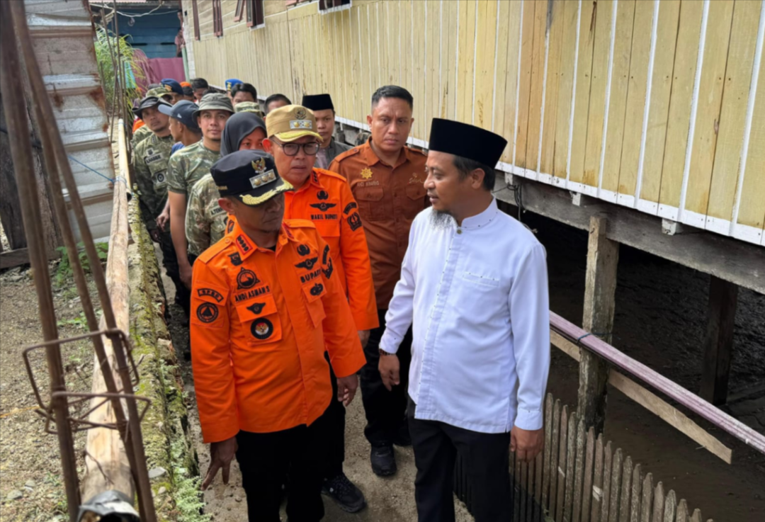 Gubernur Sulawesi Selatan Andi Sudirman Sulaiman meninjau lokasi banjir di Kelurahan Panyula, Kabupaten Bone