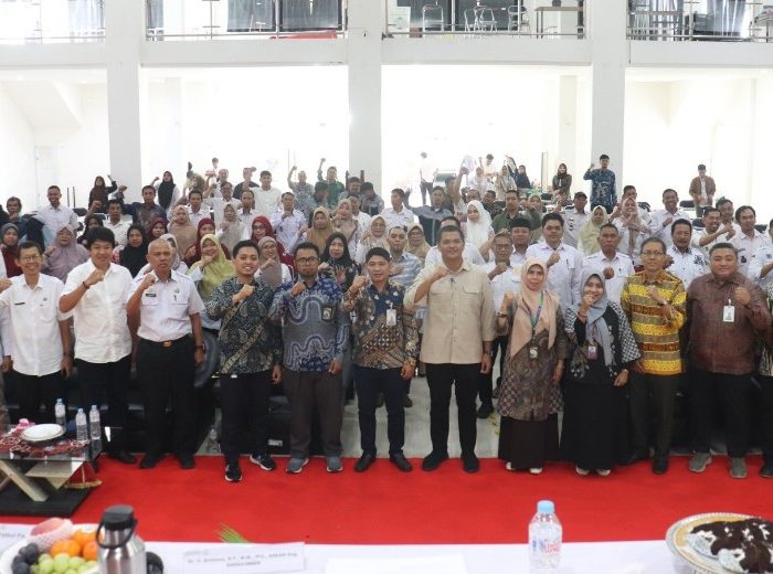 Bupati Bantaeng M. Fathul Fauzy memberikan materi dalam Seminar Inkubator Bisnis dan Teknologi di AKOM Bantaeng.