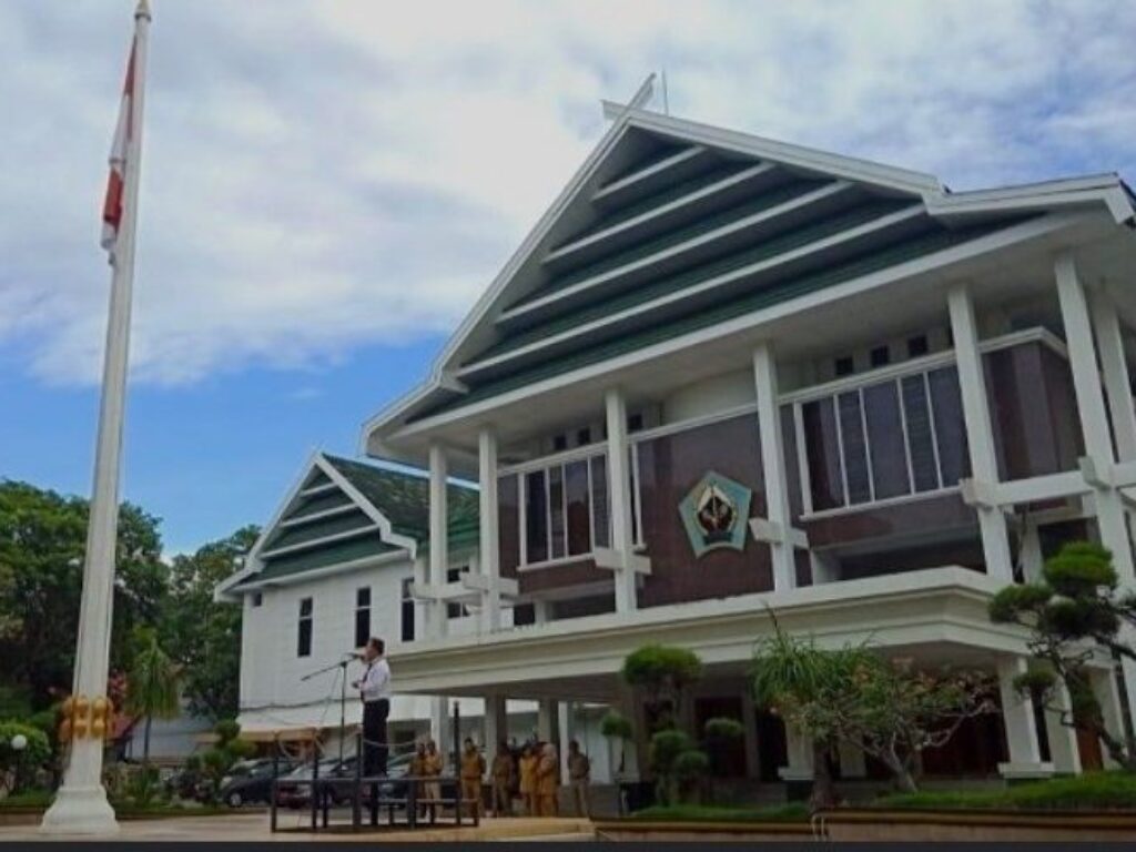 Kabag Kesra Bantaeng Nurdin menyampaikan penjelasan terkait penghentian fasilitas bus gratis jamaah calon haji tahun 2026.