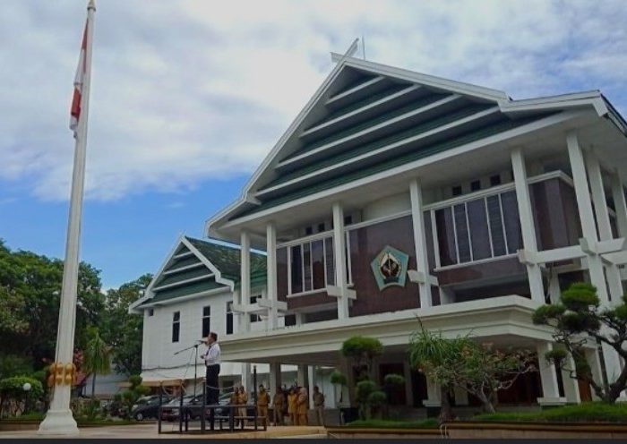 Kabag Kesra Bantaeng Nurdin menyampaikan penjelasan terkait penghentian fasilitas bus gratis jamaah calon haji tahun 2026.