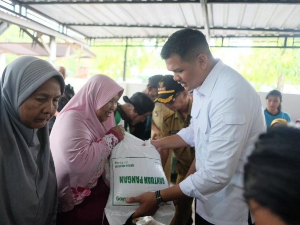 Bupati M. Fathul Fauzy atau Uji Nurdin menyerahkan secara simbolis bantuan pangan berupa beras dan minyak kepada warga di Kelurahan Pallantikang, Kecamatan Bantaeng.