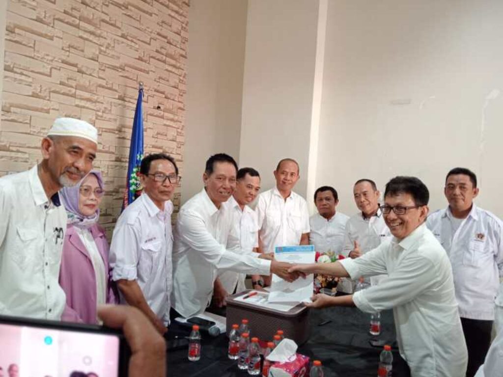 MENDAFTAR. Suwardi Thahir (kanan) resmi mendaftar sebagai kontestan pada pemilihan Ketua PWI Sulsel masa bakti 2026-2031 di Kantor PWI Sulsel, Jl Maccini, Kota Makassar, Rabu (13/5/2026) siang. foto: istimewa