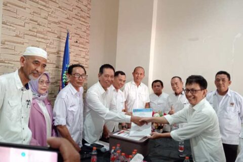 Dikawal Pendukung, Suwardi Thahir Resmi Kembalikan Formulir Calon Ketua PWI Sulsel