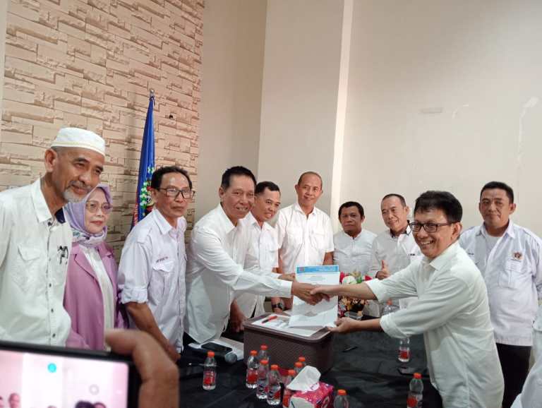 MENDAFTAR. Suwardi Thahir (kanan) resmi mendaftar sebagai kontestan pada pemilihan Ketua PWI Sulsel masa bakti 2026-2031 di Kantor PWI Sulsel, Jl Maccini, Kota Makassar, Rabu (13/5/2026) siang. foto: istimewa