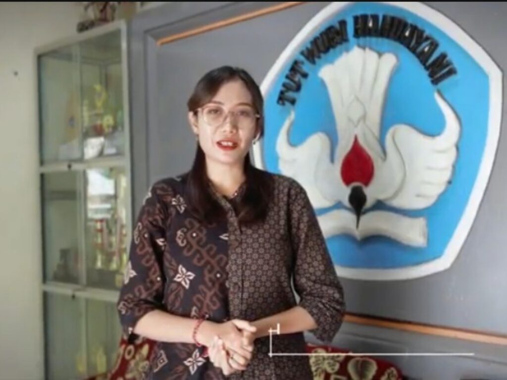 Anak Agung Sagung Istri Pramita Sukma, guru SMP Negeri 2 Kerambitan, Kabupaten Tabanan