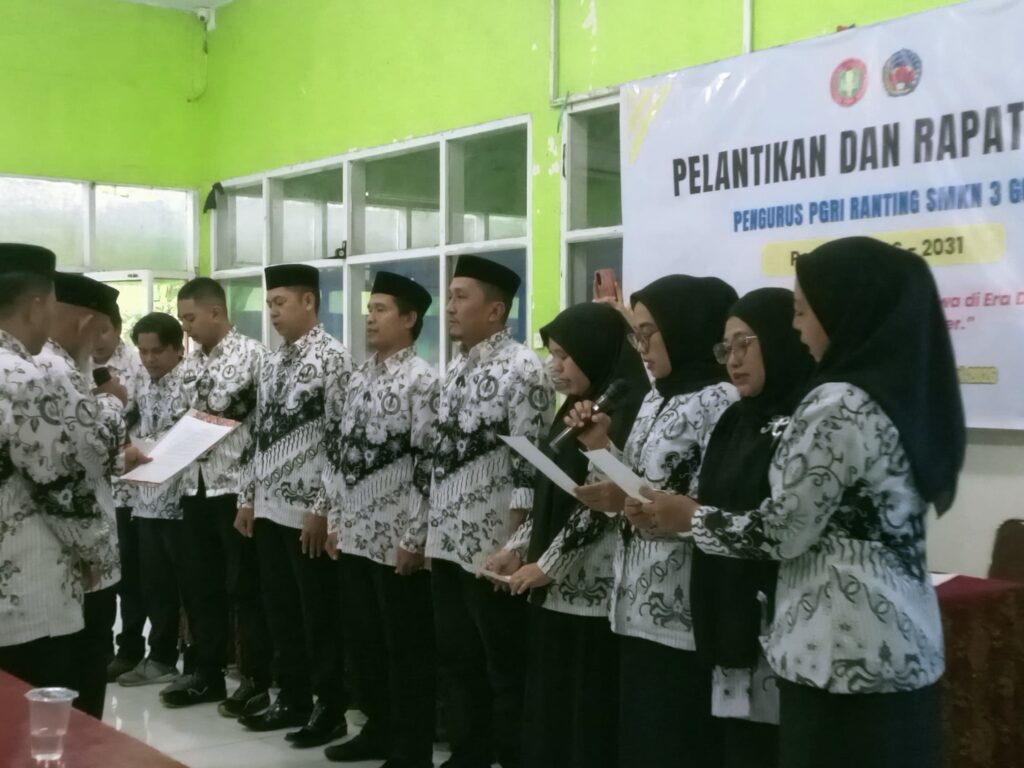 Prosesi Pelantikan: Pengurus PGRI Ranting SMKN 3 Gowa Masa Bakti 2026-2031 saat mengucapkan sumpah jabatan dengan khidmat di hadapan Ketua PGRI Cabang Khusus SMA/SMK/SLB Gowa di Gedung Techno Park, Senin (18/5/2026). (Foto: Dok. SMKN 3 Gowa)