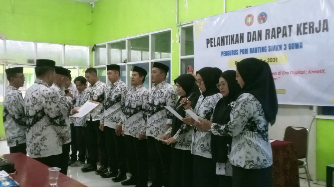 Prosesi Pelantikan: Pengurus PGRI Ranting SMKN 3 Gowa Masa Bakti 2026-2031 saat mengucapkan sumpah jabatan dengan khidmat di hadapan Ketua PGRI Cabang Khusus SMA/SMK/SLB Gowa di Gedung Techno Park, Senin (18/5/2026). (Foto: Dok. SMKN 3 Gowa)