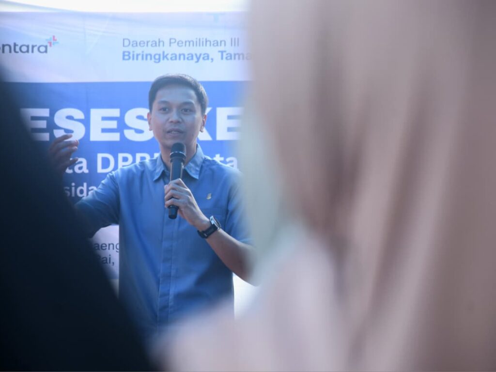 Anggota DPRD Kota Makassar dari Fraksi Nasdem, Andi Odhika Cakra, saat berdialog mendengarkan aspirasi warga Kecamatan Biringkanaya dalam kegiatan reses ketiga masa persidangan ketiga tahun sidang 2025/2026, Selasa (19/5/2026).