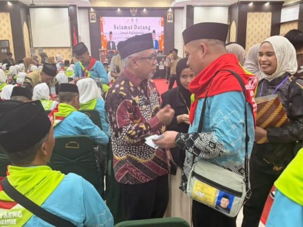 Wakil Bupati Bantaeng, Sahabuddin saat melepas rombongan jamaah calon haji Kabupaten Bantaeng di Asrama Haji Embarkasi, Selasa malam, 19 Mei 2026. (Foto. Dok Istimewa).