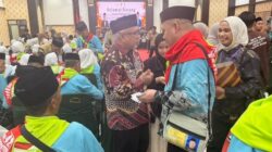 Wakil Bupati Bantaeng, Sahabuddin saat melepas rombongan jamaah calon haji Kabupaten Bantaeng di Asrama Haji Embarkasi, Selasa malam, 19 Mei 2026. (Foto. Dok Istimewa).