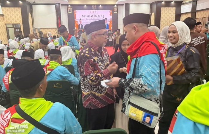 Wakil Bupati Bantaeng, Sahabuddin saat melepas rombongan jamaah calon haji Kabupaten Bantaeng di Asrama Haji Embarkasi, Selasa malam, 19 Mei 2026. (Foto. Dok Istimewa).