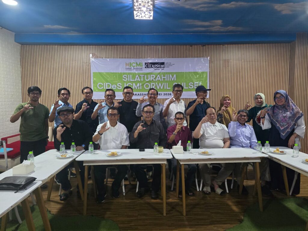 Sejumlah tokoh akademisi dan profesional Sulawesi Selatan, termasuk Ketua Orwil ICMI Sulsel Prof. Dr. Arismunandar, Dr. Adi Suryadi Culla, dan Dr. Andi Luhur Prianto, saat menggelar pertemuan silaturahmi persiapan pembentukan pengurus MKPD CIDES ICMI Sulsel di Red Corner Cafe & Resto, Makassar, Sabtu (23/5/2026).