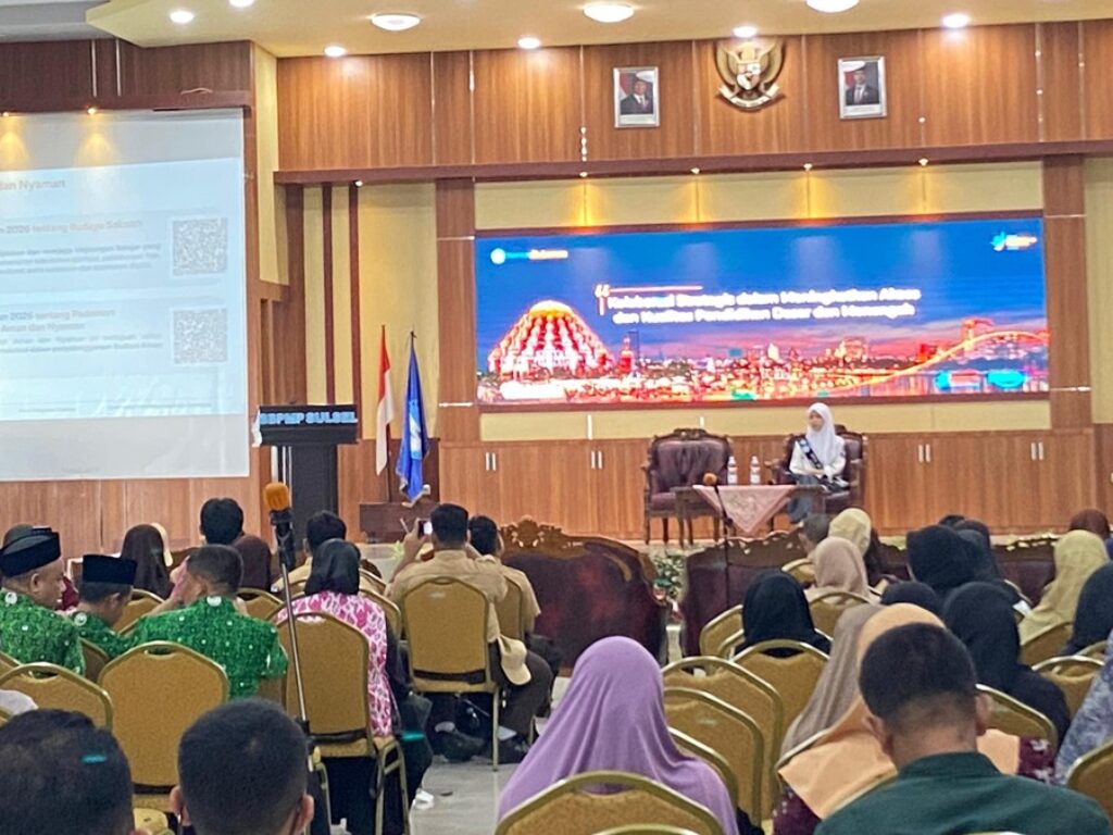 Laksmi Dewi menyampaikan materi tentang pembelajaran mendalam (deep learning) dalam Forum Komunikasi Publik Kemendikdasmen di Aula Siporio, Kantor Balai Besar Penjaminan Mutu Pendidikan Provinsi Sulawesi Selatan, Makassar, Sabtu (23/5/2026).