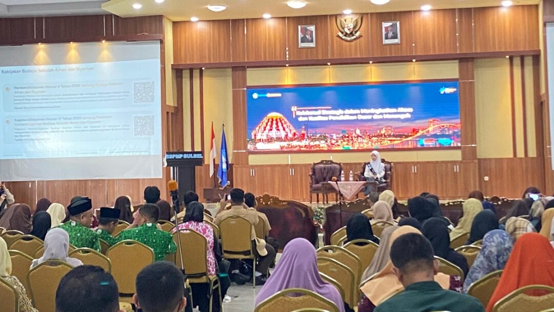 Laksmi Dewi menyampaikan materi tentang pembelajaran mendalam (deep learning) dalam Forum Komunikasi Publik Kemendikdasmen di Aula Siporio, Kantor Balai Besar Penjaminan Mutu Pendidikan Provinsi Sulawesi Selatan, Makassar, Sabtu (23/5/2026).