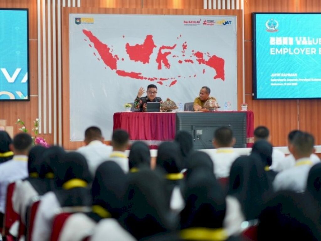 Sekretaris Daerah Provinsi Sulawesi Selatan, Jufri Rahman (kiri), saat memberikan materi Pelatihan Dasar kepada CPNS angkatan XVII, XVIII, dan XIX Tahun 2026 di Kampus BBPK APDN, Jalan Paccerakkang, Makassar, Selasa (19/5/2026). (Foto: Istimewa)