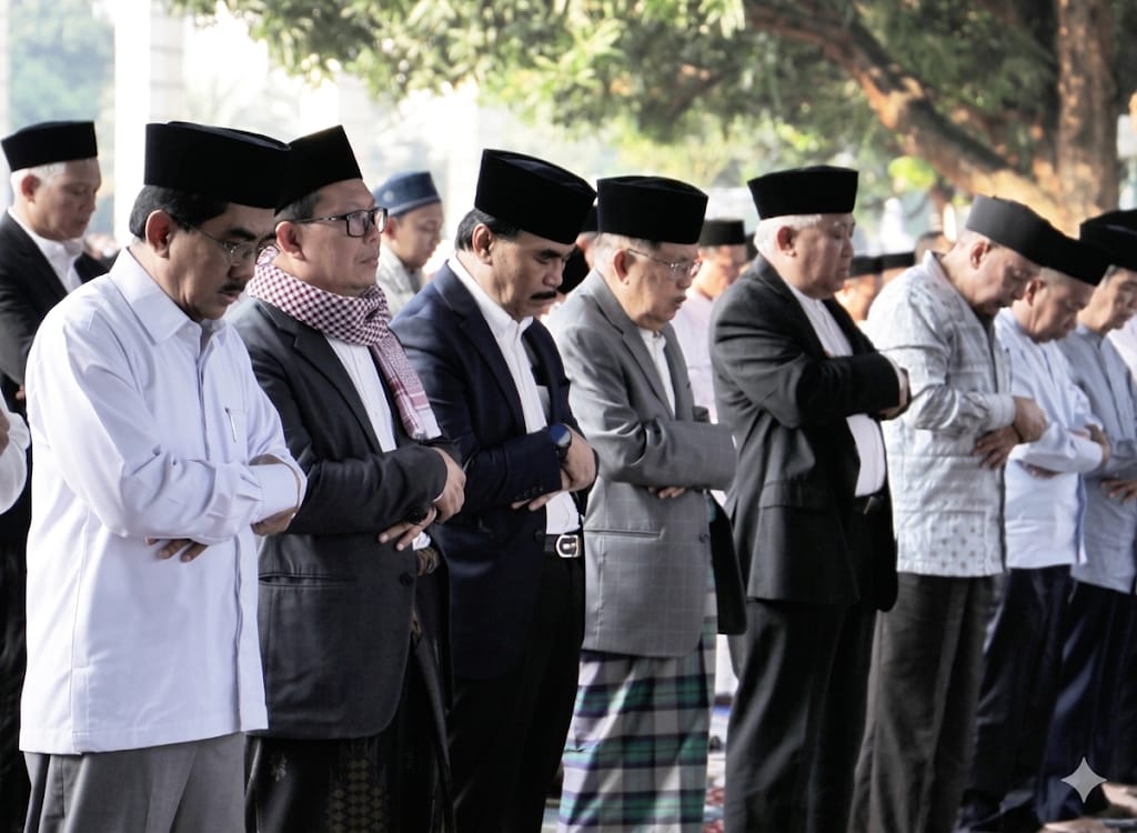 Jusuf Kalla usai salat Idul Adha di Masjid Agung Al-Azhar Jakarta Selatan
