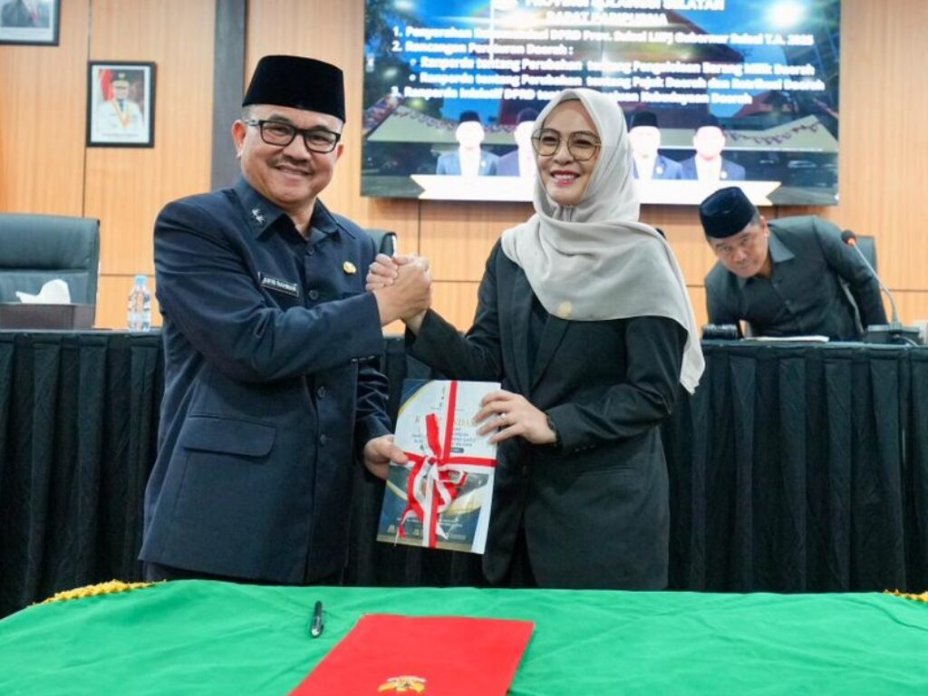 Sekda Sulsel Jufri Rahman menghadiri rapat paripurna DPRD Sulsel terkait rekomendasi LKPJ Gubernur 2025 di Makassar