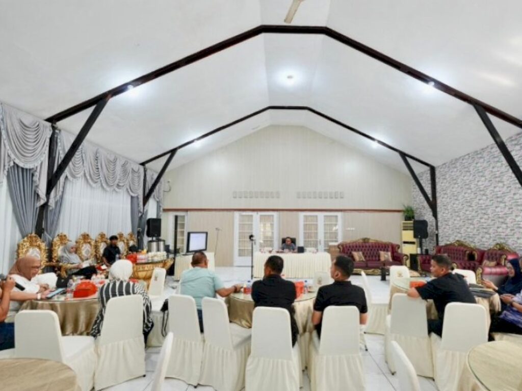 Ketua Korpri Sulsel, Jufri Rahman, memimpin rapat persiapan MTQ VIII Korpri Tingkat Nasional 2026 di Aula Rumah Jabatan Sekda Sulsel, Makassar.