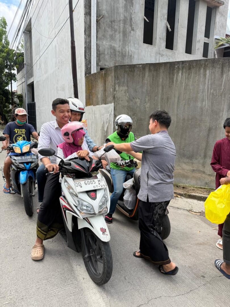 Warga mengantre menerima paket nasi Jumat Berkah Benteng Kupa Group di Makassar