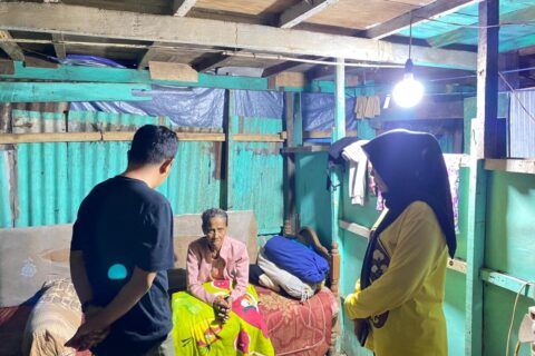 Camat Panakkukang Tinjau Langsung Lansia di Sudut Permukiman, Bantuan Disalurkan