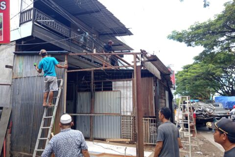 Tanpa Penertiban, Warga Tamalanrea Bongkar Mandiri 6 Lapak di Atas Drainase