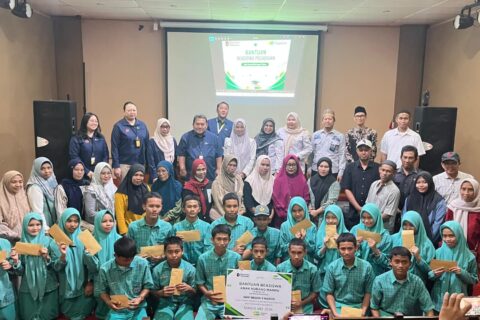 PT Pegadaian Perkuat Dukungan Pendidikan lewat Penyaluran Beasiswa di SMKN 2 Maros