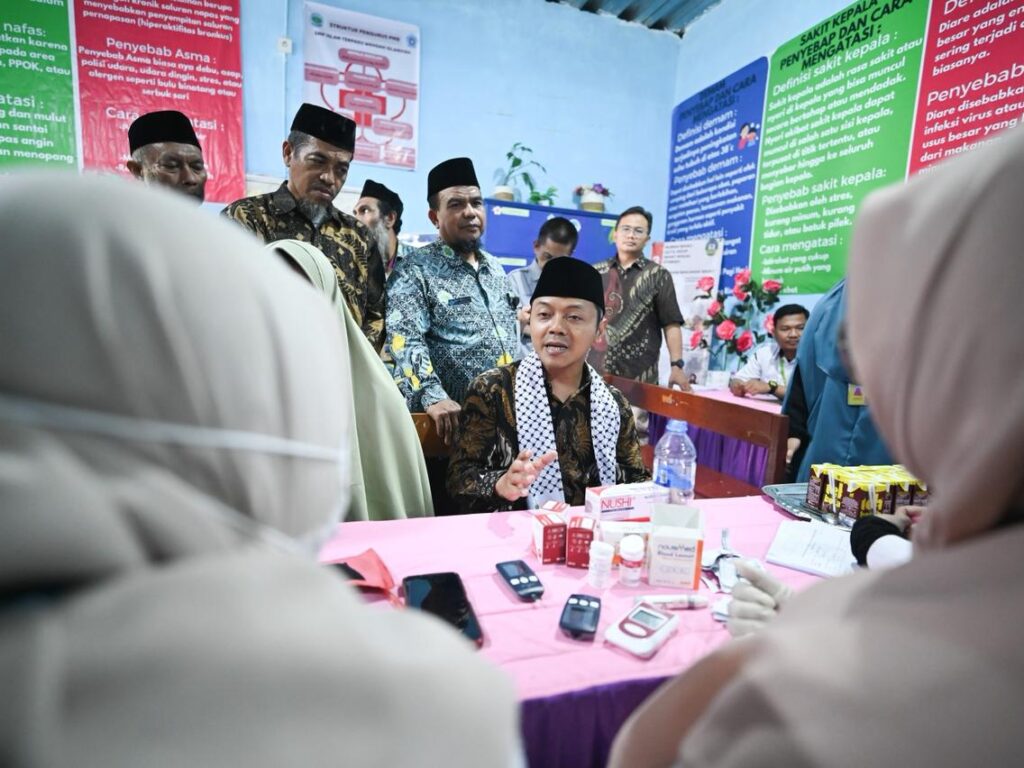 Wamendikdasmen Fajar Riza Ul Haq meninjau revitalisasi sekolah dan penggunaan papan interaktif digital di Makassar.