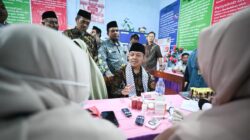 Wamendikdasmen Fajar Riza Ul Haq meninjau revitalisasi sekolah dan penggunaan papan interaktif digital di Makassar.