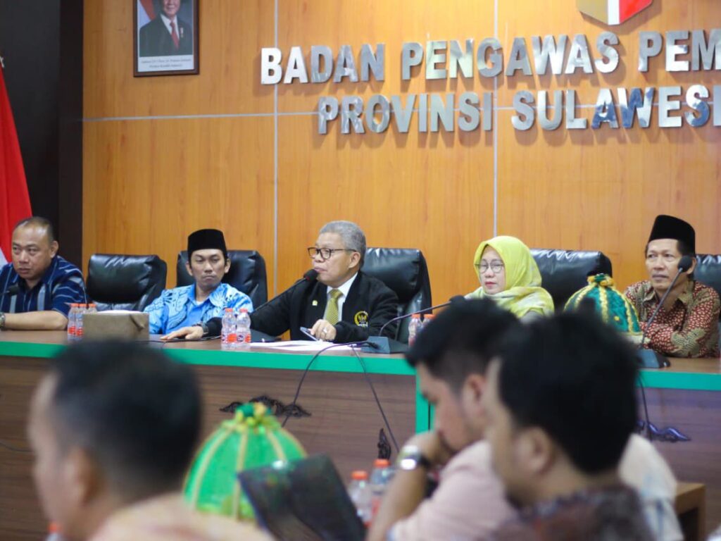 Taufan Pawe bersama jajaran Bawaslu Sulawesi Selatan saat menggelar pertemuan di Kantor Bawaslu Sulsel, Makassar.
