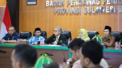 Taufan Pawe bersama jajaran Bawaslu Sulawesi Selatan saat menggelar pertemuan di Kantor Bawaslu Sulsel, Makassar.