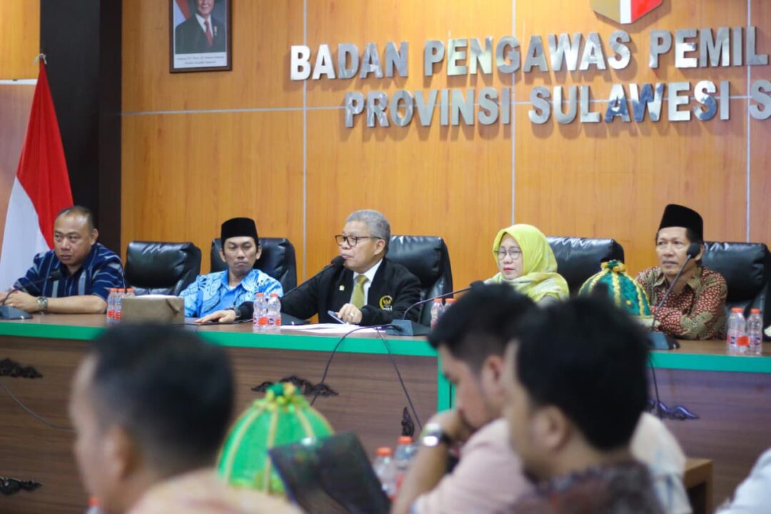 Taufan Pawe bersama jajaran Bawaslu Sulawesi Selatan saat menggelar pertemuan di Kantor Bawaslu Sulsel, Makassar.