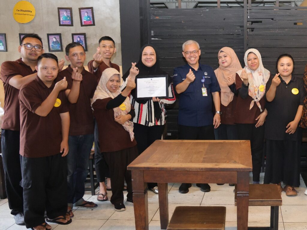Sekjen Kemnaker Cris Kuntadi meninjau perusahaan yang mempekerjakan tenaga kerja penyandang disabilitas di Malang dan Blitar