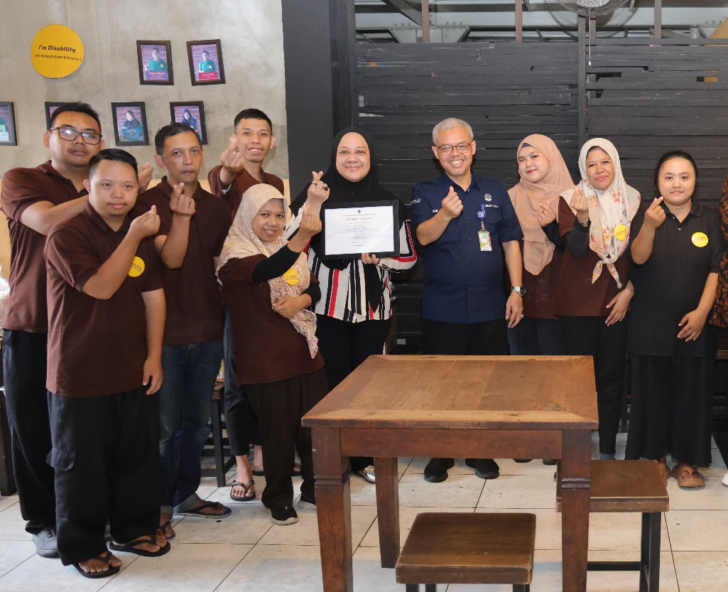 Sekjen Kemnaker Cris Kuntadi meninjau perusahaan yang mempekerjakan tenaga kerja penyandang disabilitas di Malang dan Blitar