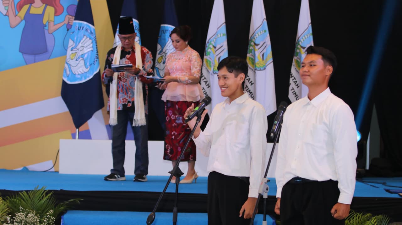 Pelepasan lulusan vokasi program bekerja luar negeri Kemendikdasmen di Surabaya