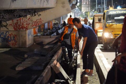 Jaga Estetika Kota, Pemkot Makassar Bersihkan Sampah dan Drainase di Bawah Tol Pettarani