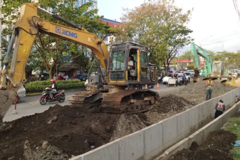 Warga Sambut Baik Perbaikan Drainase Jalan Aroepala